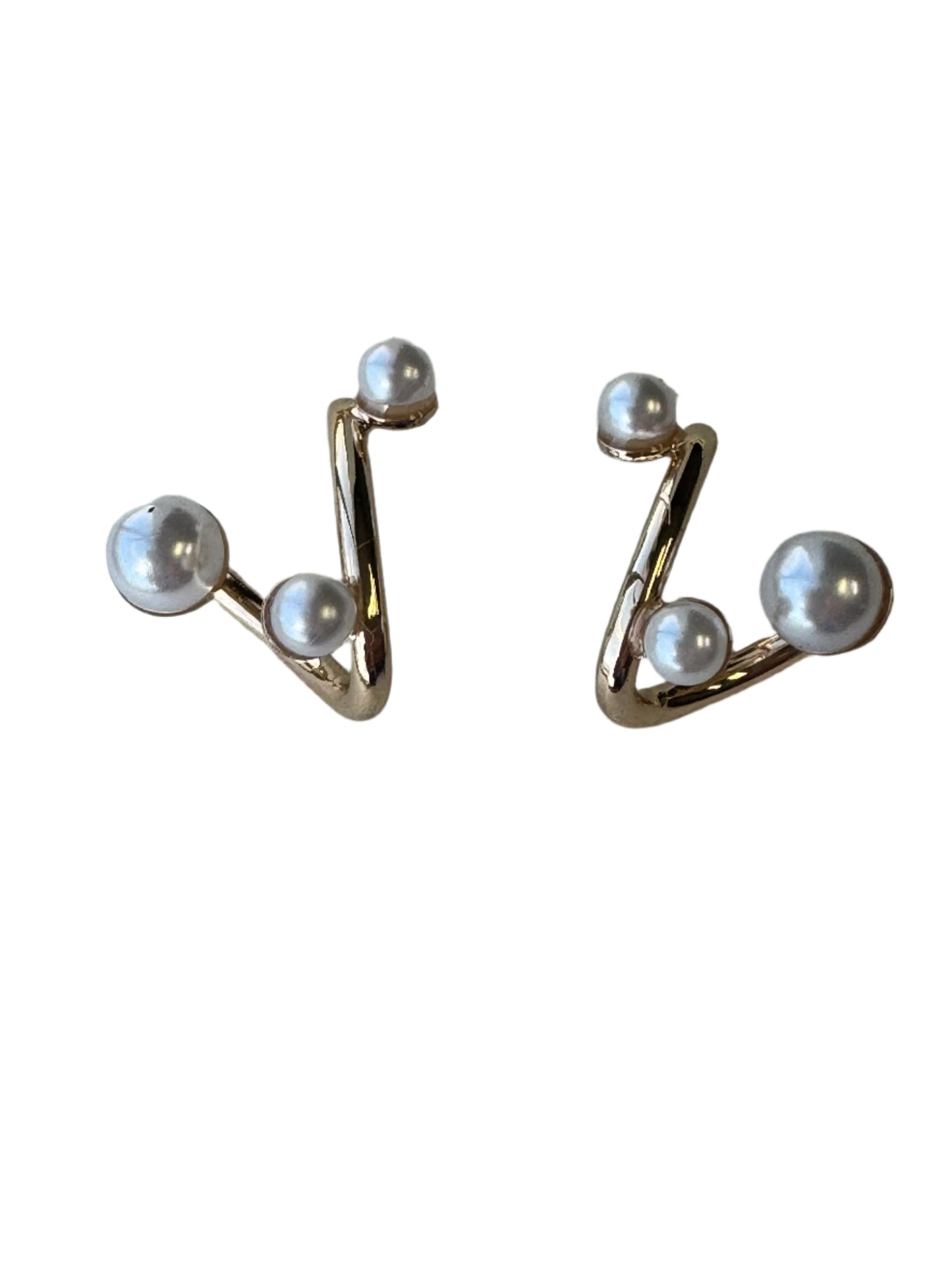 Elegance in Motion Wire Pearl Earring